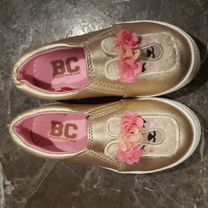 BC footwear, Toddler Girls shoe, size 6, gold with llama/floral design